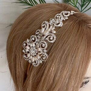 Elegant Pearl and Crystal Hair Accessory